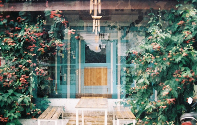 Pohľad na drevené dvere do domu cez sklo